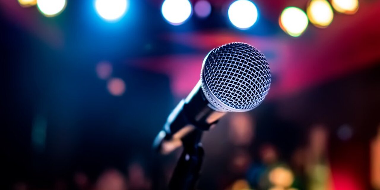 Filipinos sing to karaoke in a wonderful wayπ€π€π΅πΆππΉπΈ