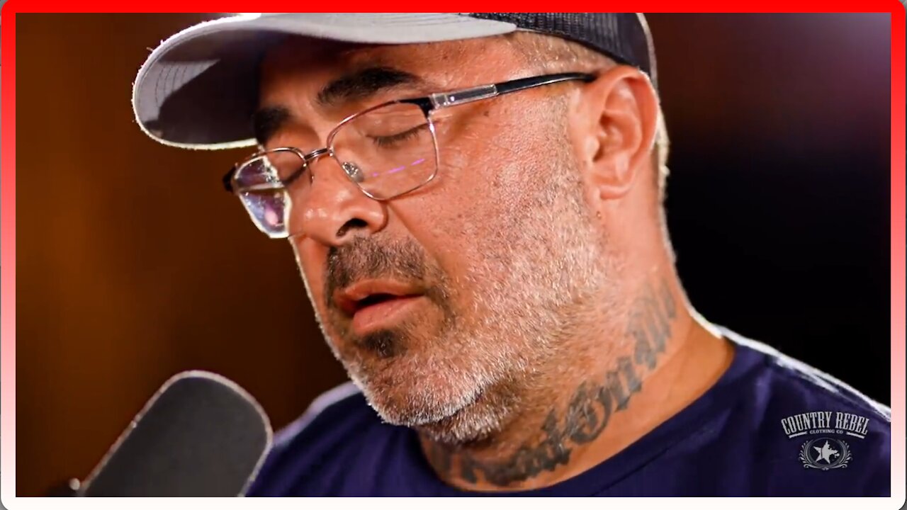 Aaron Lewis Sings Patriotic Anthem 'Am I the Only One' (Live Acoustic) - 2648