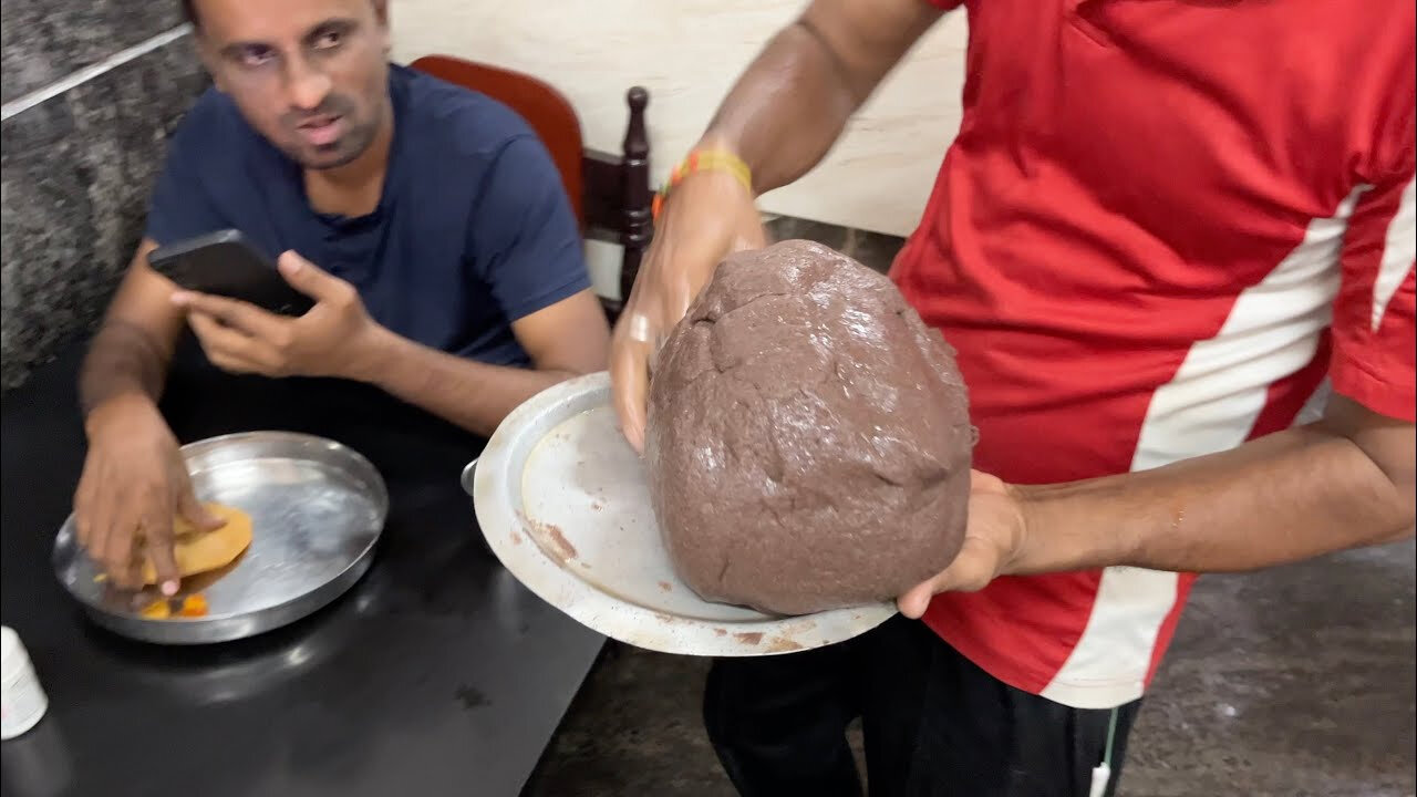 Serving Giant Dough of Raggi Mudde | Street Food