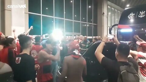 FLAMENGO CHEGA AO RIO DE JANEIRO SOB PROTESTO E CONFUSÃO APÓS QUEDA PARA O OLIMPIA NA LIBERTADORES