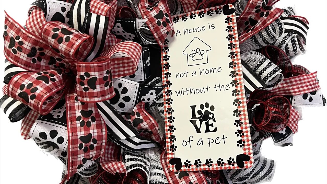 Love of a Pet Deco Mesh Wreath| Hard Working Mom |How to