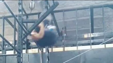Un gymnaste ne réussi pas son acrobatie et se blesse