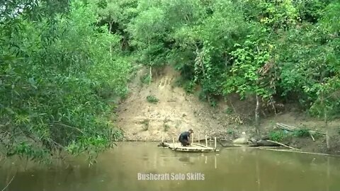 Bushcraft & Camping The Shelter Floating On The River Around Mountain Overnight