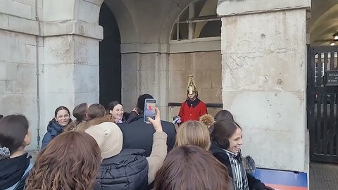THE KINGS GUARDS ARE NO LONGER ALOUD TO SHOUT. TOURIST'S FREE TO DISRESPECT #thekingsguard