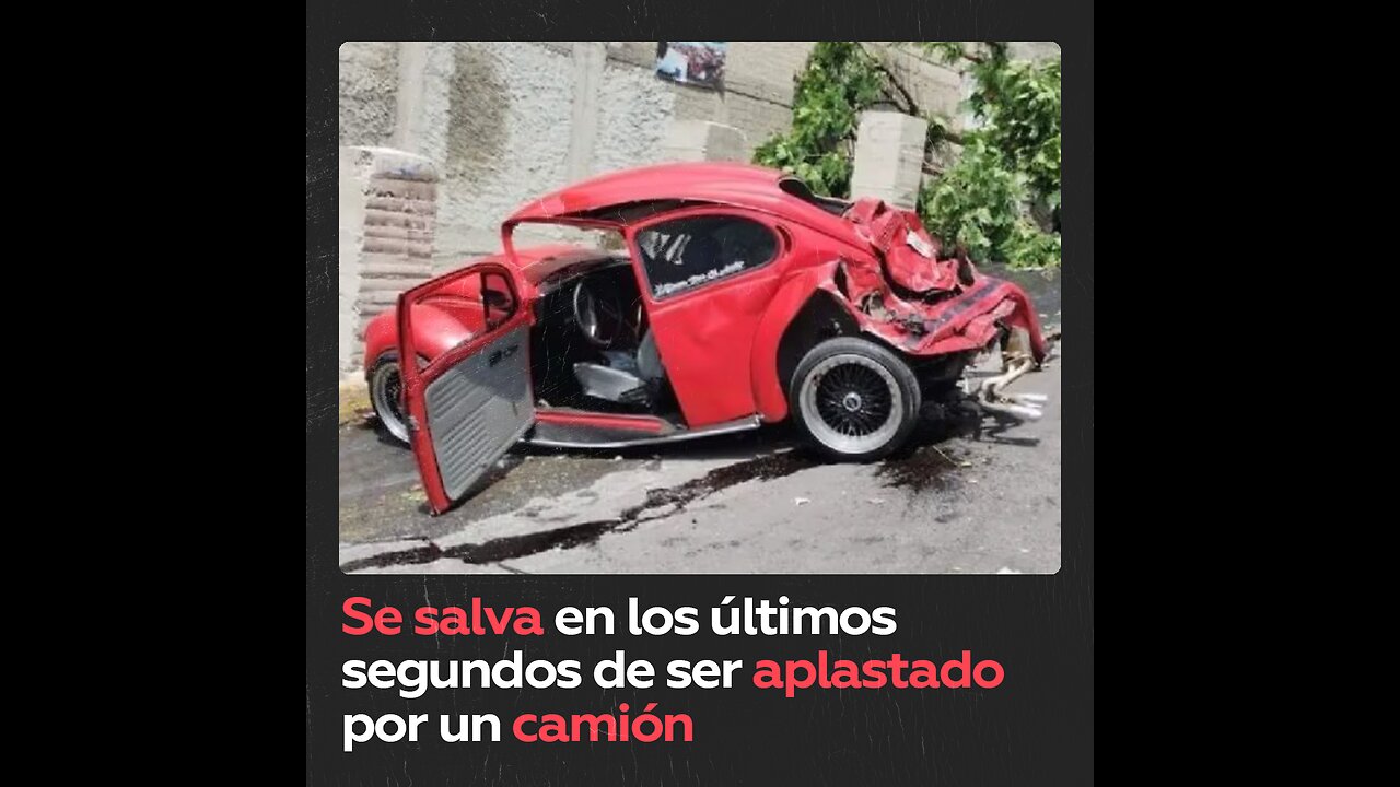 Hombre sale corriendo de coche cuando un camión se abalanza sobre él