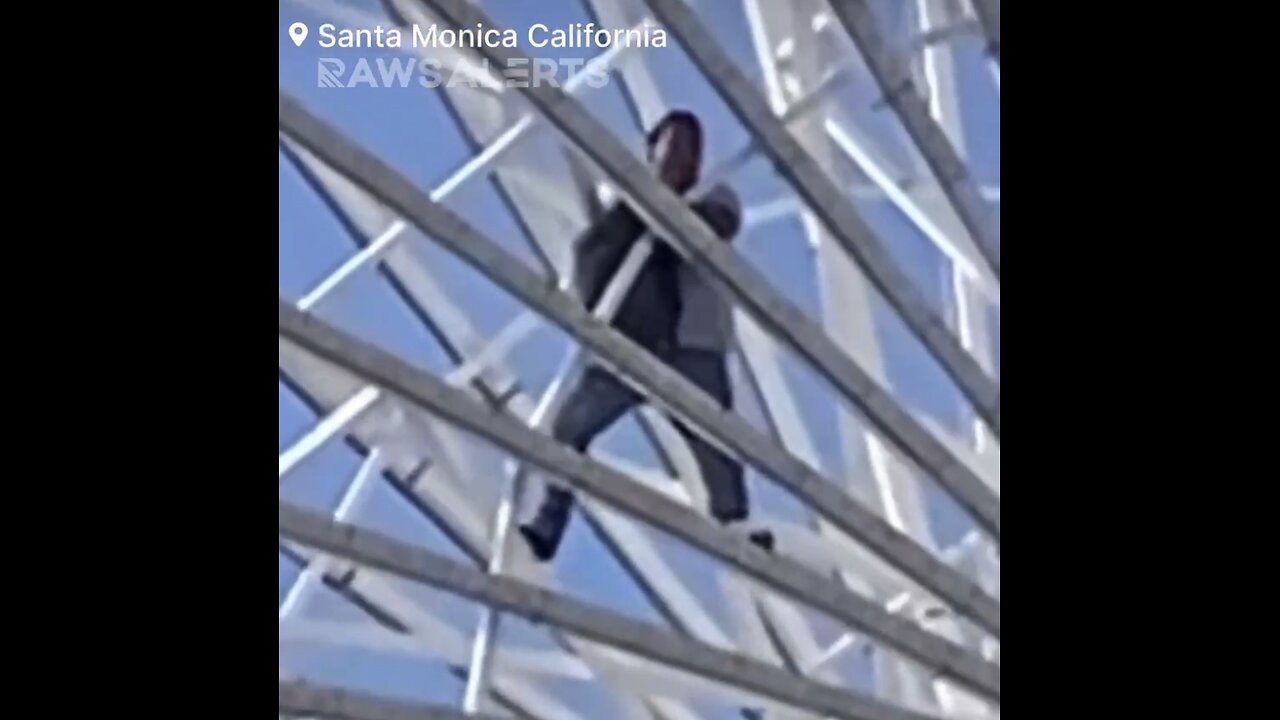 **BREAKING** Man on Ferris wheel in Santa Monica claims to have a bomb