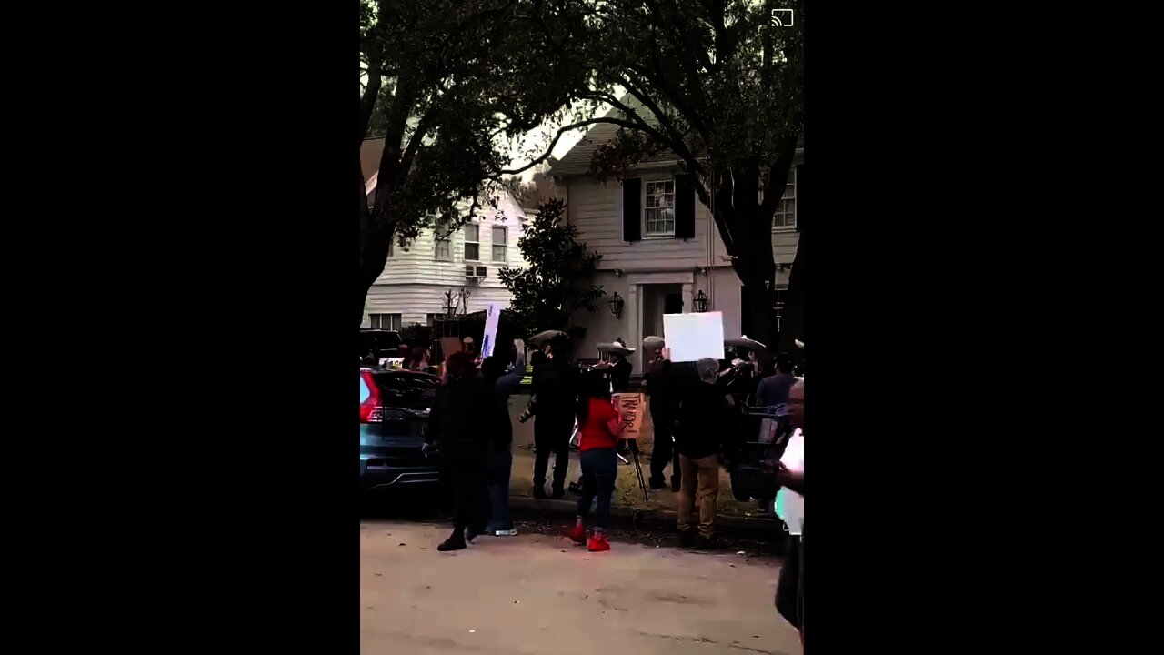 Mariachi band plays outside Ted Cruz’s home following Cancun trip controversy