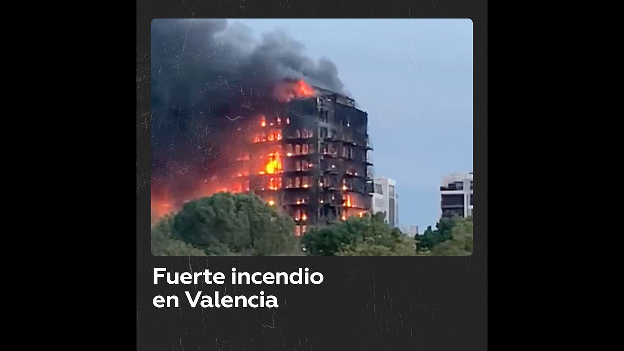 Varias personas heridas y atrapadas en edificio de Valencia tras fuerte incendio