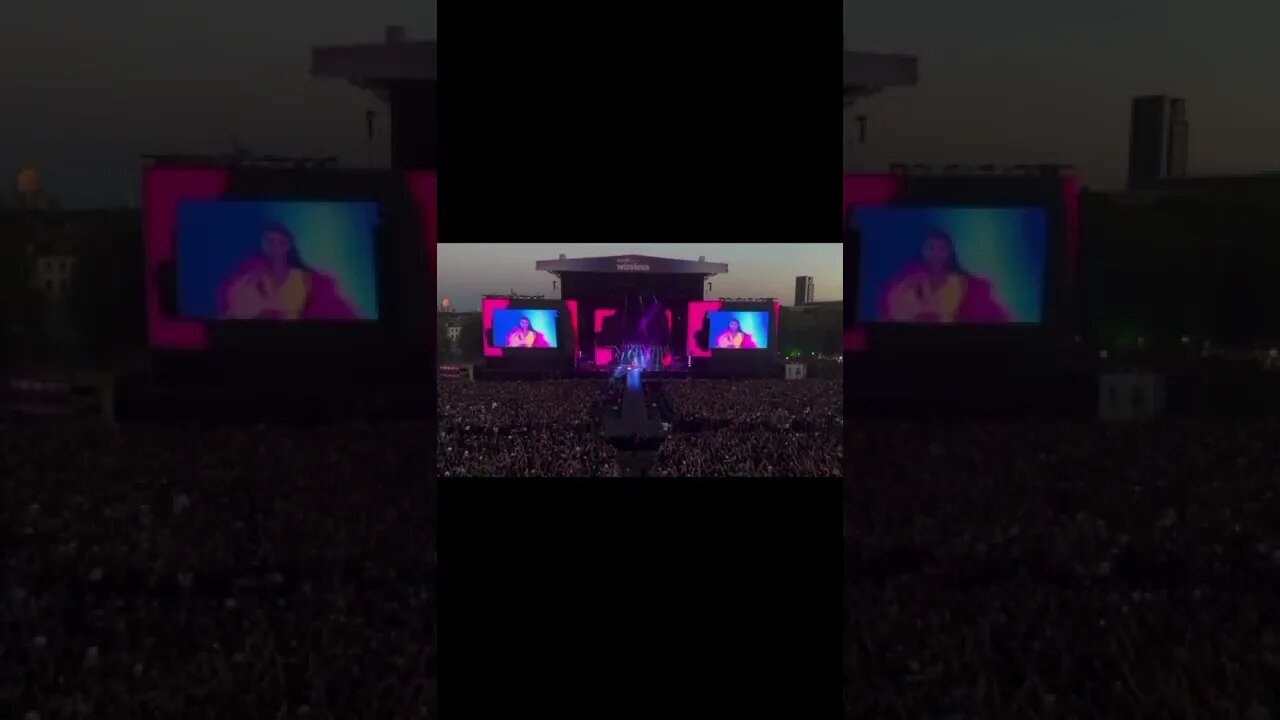 Nicki Minaj performs at wirelessfest and the fans basically took over "This is the real fan love"