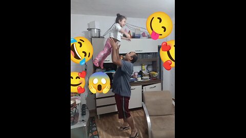 Laura se joga nos braços do papai #jesus #familia #amor #crianças #laura