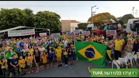 tupã 16/11/2022 o povo canta seu ino contra o comunismo em manifestação pedindo a forças armadas