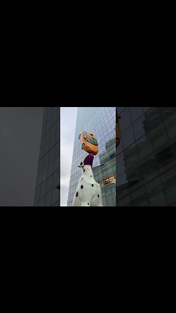 Unusual sculpture in the center of New York 🚖