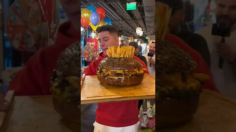 AM FACUT UN MEGABURGER #oguritamica #mancare #mancaciosul #romania #food