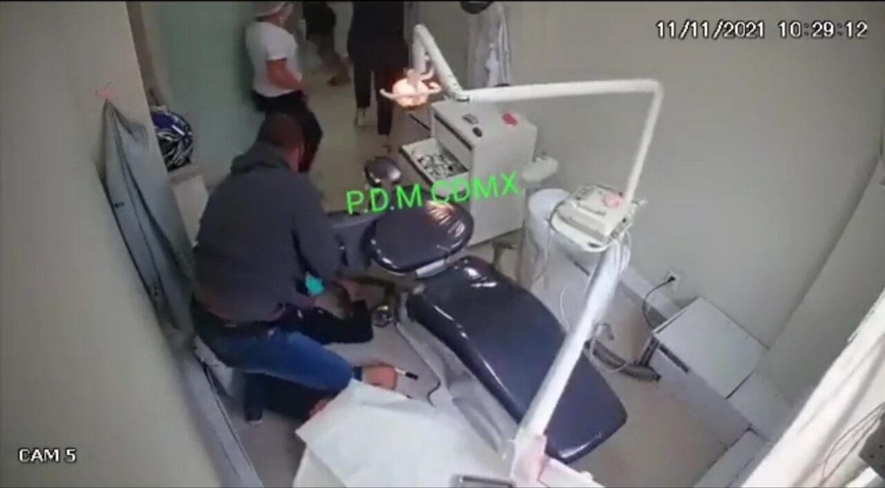 Off Duty Brazilian Cop STOPS Robbery While Getting Dental Checkup