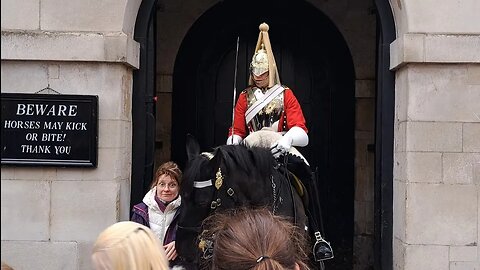 GET OFF THE REINS EYES GO WIDE #horseguardsparade