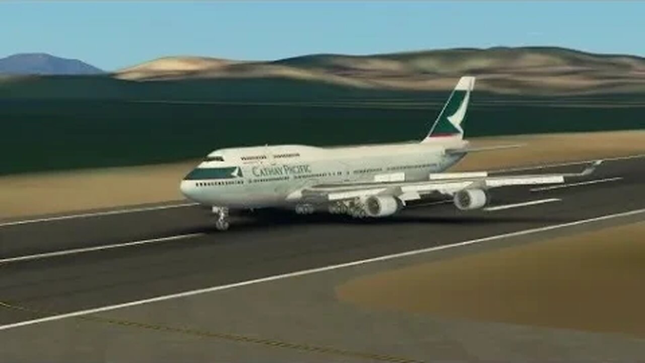 Boeing 747-400ER Cathay Pacific almost passes by a tailstrike in a landing in Hong Kong