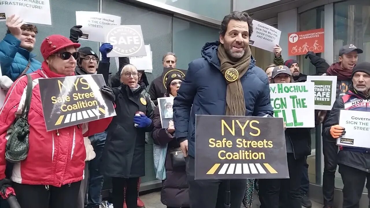 The NYS Safe Streets Coalition Rally 12/15/22 outside @GovKathyHochul nyc office hosted @OpenPlans