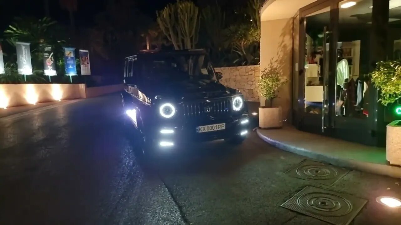 Brabus 900 G63 showing off its LED outside Nikki Beach 😎 [4k 60p]