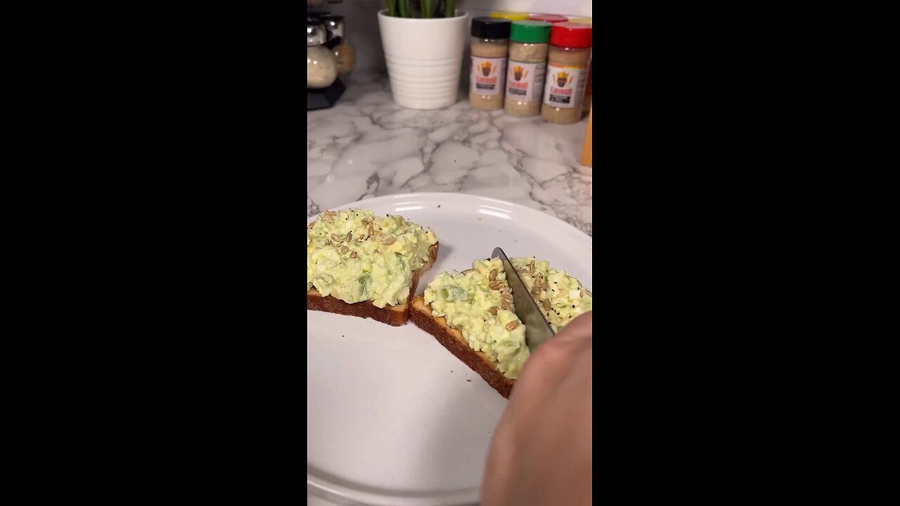 Avocado 🥑 Egg 🥚 toast