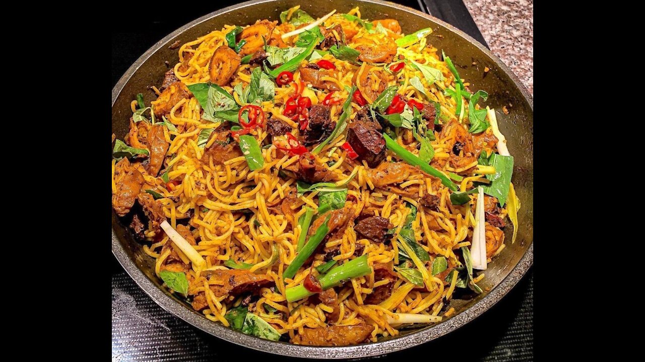 Stir-fried vermicelli with turmeric and a series of nutritious Vietnamese specialties