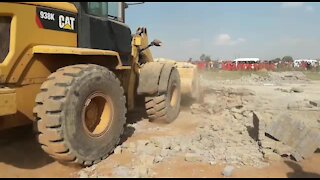 SOUTH AFRICA - Johannesburg - Land grabs in Lenesia (videos) (Dus)