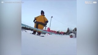 Ces snowboardeurs s'entraînent déguisés en sumo!