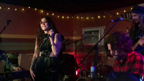 Lily Hiatt and The Pricetags - Last Kiss