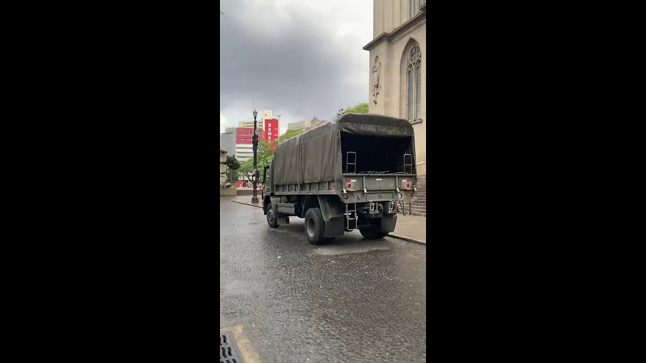 Exército brasileiro está em frente à Praça da Sé