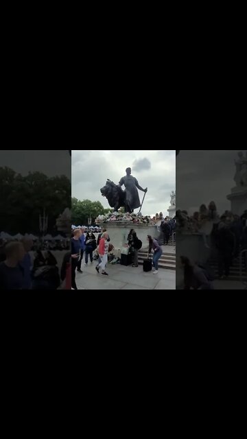 Flowers Layed at a statue opposite Buckingham Palace #thequeen