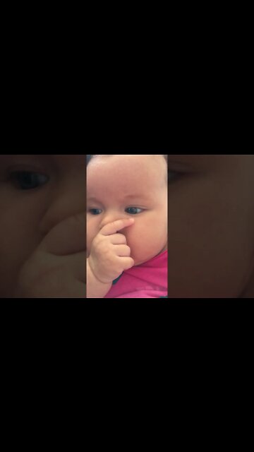 LINDA BÉBÉ CHUPANDO O DEDO MUITO FOFA - BEAUTIFUL BABY SUCKING FINGER VERY CUTE - طفل جميل يمص أصابع