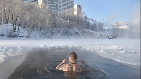 Rusët sfidojnë temperaturat në Siberi duke bërë not në liqenin e akullt