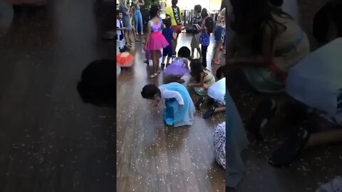 CURTINDO O CARNAVAL VESTIDA DE FROZEN MUITO LEGAL E DIVERTIDO #shorts