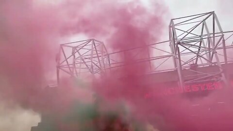 Torcida do United protestando antes da partida contra o Brentford