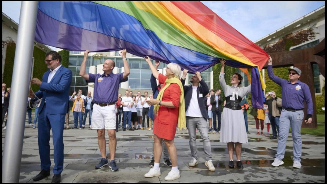 Habeck hisst die Regenbogenflagge