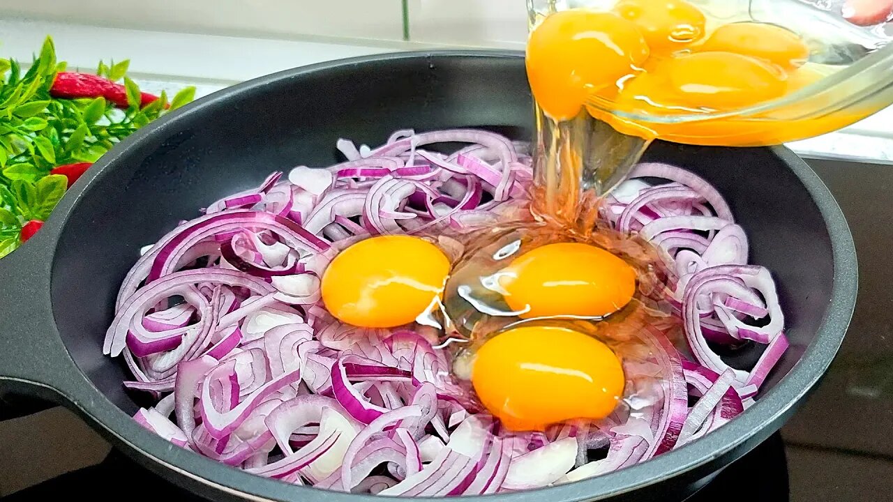 Just pour the egg onto the onion and the result will be amazing! Simple and delicious