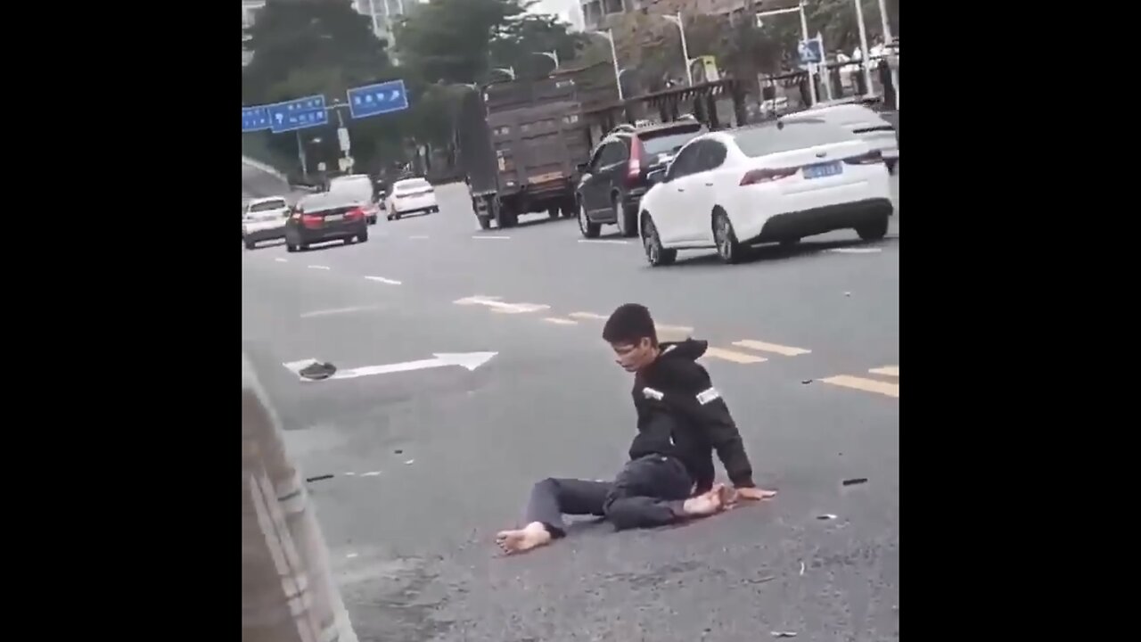 BOY GOT HIT BY VEHICLE🚏🛣️🚶🏻🚐ON BUSY TRAFFIC ROAD🚏🛻🧎🚑💫