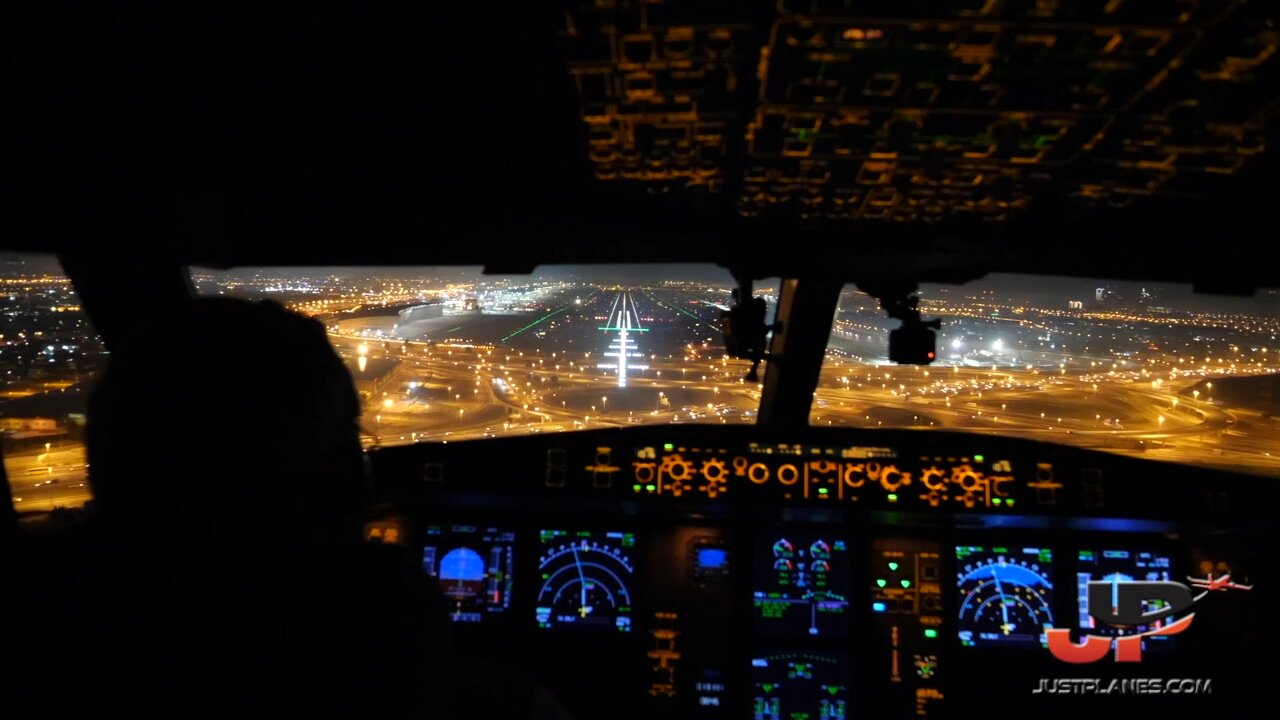 Amazing cockpit footage captures night landing in Dubai