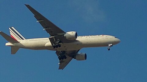 Boeing 777-200ER F-GSPA coming from Paris and Boeing 737-800 PR-GUJ from Salvador to Fortaleza
