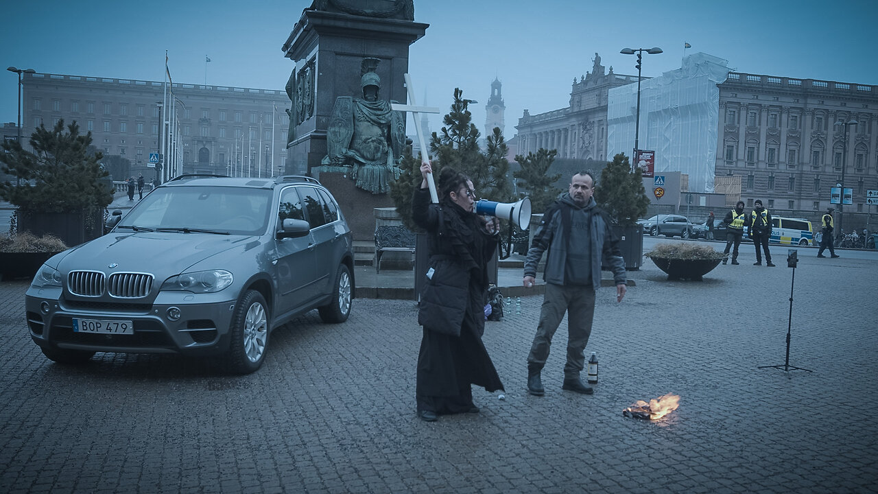 Koranen brinner utanför riksdagen