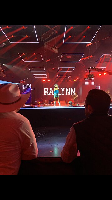 Raelynn - Rowdy (Live Moshpit)