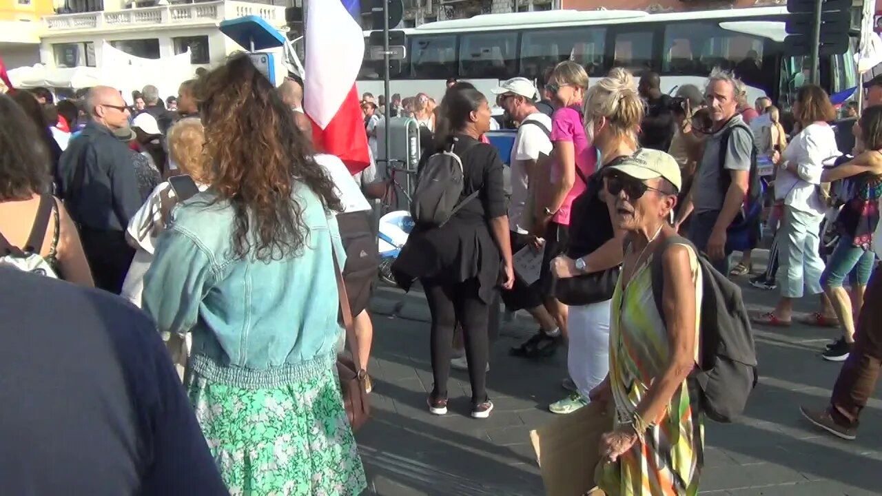 Fin d'action à la Gare De Nice (2/10) les manifestants anti-pass sanitaire sortent triomphalement !