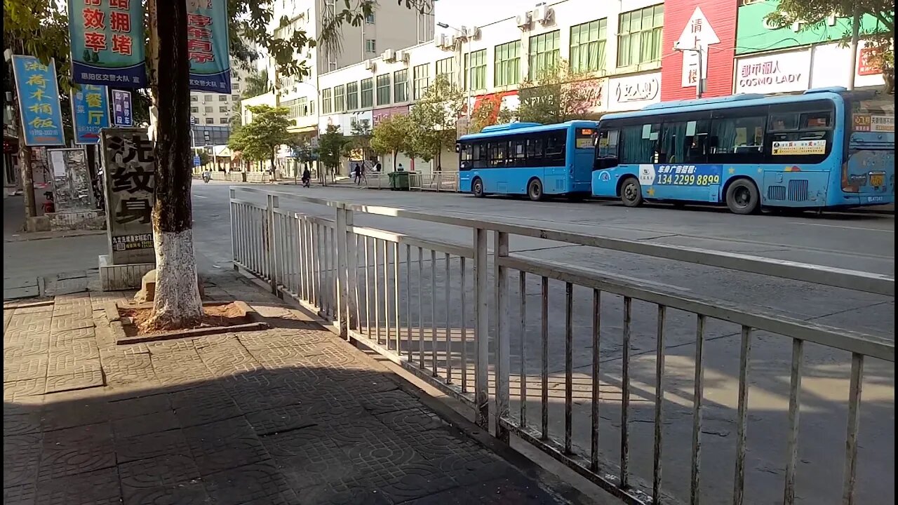 今天广东街上行人非常少，好多餐馆和商店都没有开门营业