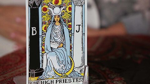 Come leggere la carta dell'Alta Sacerdotessa cioè Nostra Signora della Santa Morte nei Tarocchi DOCUMENTARIO La Santa Muerte appare come una figura scheletrica femminile,vestita e di solito una falce e un globo