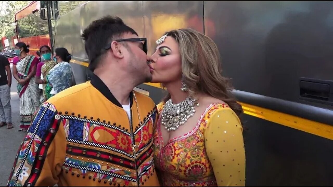 ,Bigg Boss 15: Rakhi Sawant kisses husband Ritesh infront of media