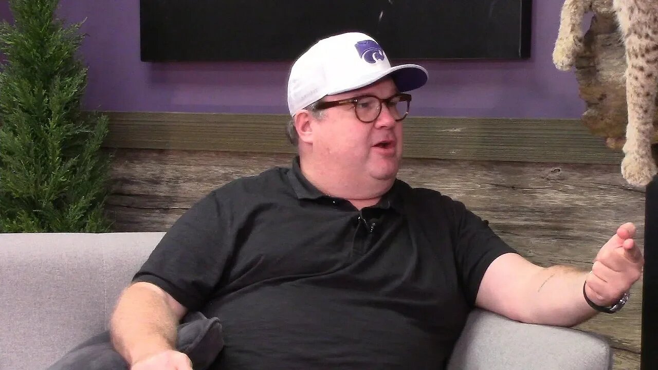 PowerChat Preview | Eric Stonestreet talks about Ed O'Neill's knife collection