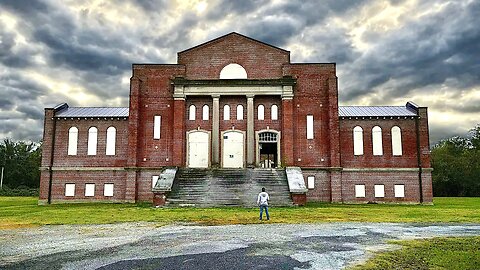 Exploring INSIDE an ABANDONED College Campus in the South