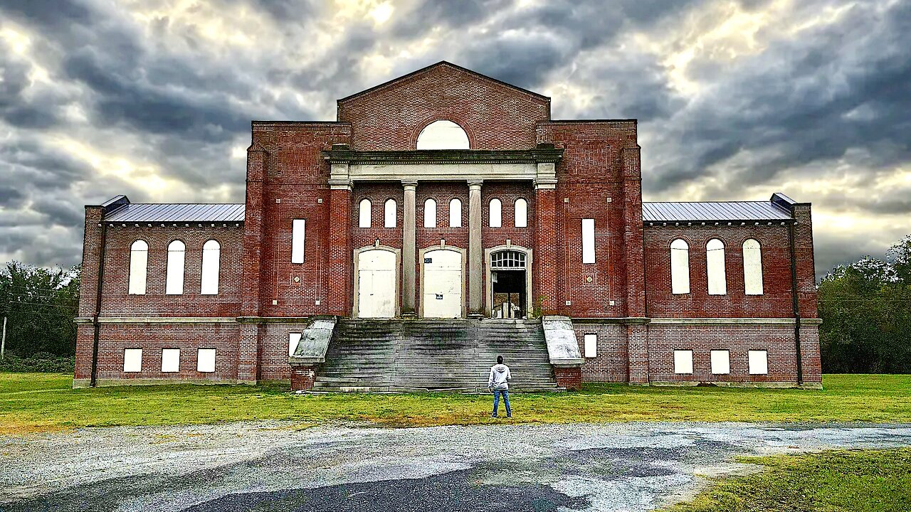 Exploring INSIDE an ABANDONED College Campus in the South