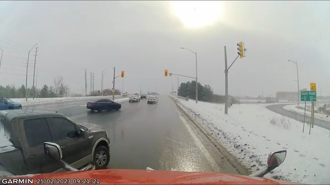 Driver Runs Red Light In Mississauga