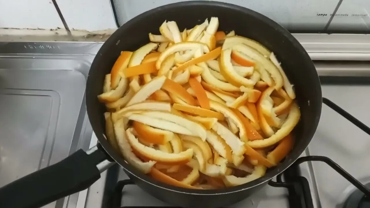 Preparando SCORZETTE DI ARANCE CANDITE, cascas de laranja cristalizadas