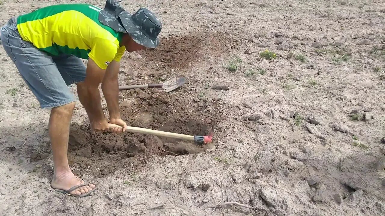 Cavando Poço Manualmente
